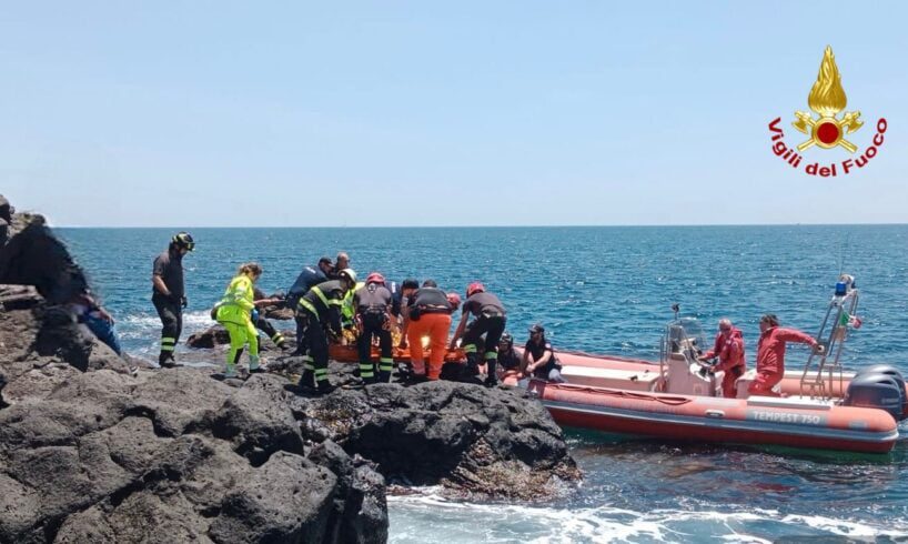 Aci Castello, 16enne precipita dalla scogliera e si ferisce in maniera grave: voleva festeggiare la fine della scuola
