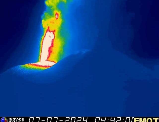 Etna, in aumenta l’attività stromboliana con fontane di lava: forti boati avvertiti dai comuni pedemontani