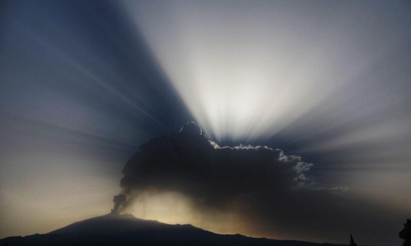 Etna, da Adrano la foto più bella del vulcano ‘sputa cenere’
