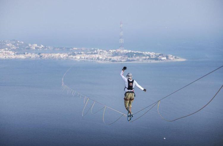 Sport, il ‘quasi record’ della traversata dello Stretto su una fune sospesa: l’estone Roose cade e il primato sfuma