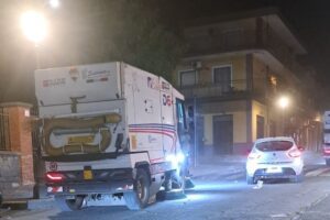 Belpasso, iniziata la raccolta di cenere vulcanica. Il sindaco: “Si può usare come fertilizzante”