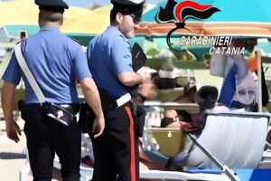 Acireale, spacciatore 31enne lascia i domiciliari per andare al parco acquatico: arrestato sotto l’ombrellone