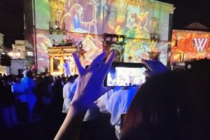 Adrano: grande successo per ‘Nicolò, a sua immagine’: luce e arte per raccontare il Santo eremita (VIDEO)