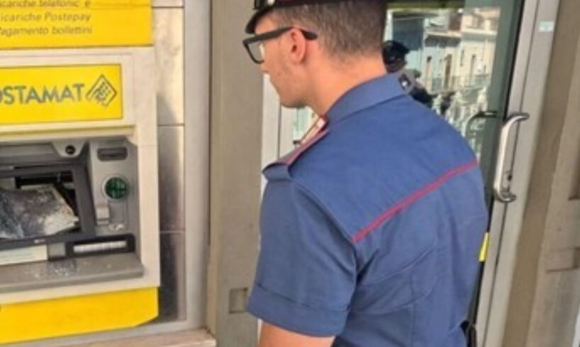 Bronte, 23enne prende a martellate il Bancomat della Posta in via Umberto: denunciato
