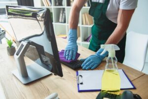 Il mestiere di colf è anche un lavoro per uomini: a Catania domestici maschi oltre il 22% (ma Palermo batte tutti)