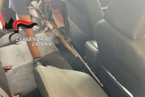 Adrano, 56enne esplode colpi di pistola in via Cappuccini e poi in piazza Collegiata a Biancavilla: arrestato