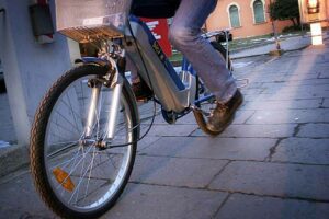 Adrano, tolleranza zero sulle bici elettriche: Polizia locale sequestra 7 velocipedi. Sanzione pecuniaria di 51 mila euro