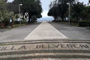 Acireale, i migranti ripuliscono dalla cenere dell’Etna Villa Belvedere: “Costruire senso di appartenenza e partecipazione”