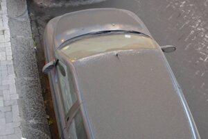 Cenere dell’Etna, Città Metropolitana dispone limite di velocità a 20 km orari in caso di sabbia vulcanica: vietati i mezzi a due ruote