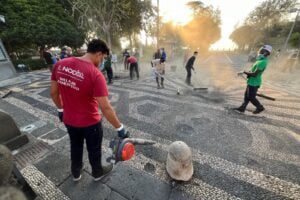 Acireale, 30 migranti al lavoro per ripulire dalla cenere dell’Etna Villa Belvedere: “Faticoso ma siamo contenti”