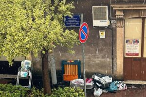 Belpasso, il sindaco chiude il ‘Centro Solida’ sommerso da buste con indumenti: “Solidarietà non è sbarazzarsi delle cose”