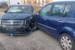 Paternò, scontro tra mezzo pesante e auto in via Mongibello: una persona è rimasta incastrata dentro l’utilitaria