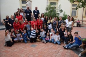 Paternò, Enosis e Croce Rossa festeggiano i Nonni con gli ospiti dell’Ipab: poesie e regali dai bambini delle scuole