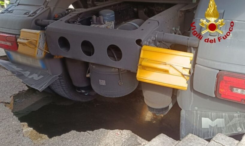 Vizzini, si apre voragine in una strada: recuperato nella notte mezzo pesante sprofondato