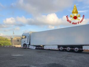 Vizzini, si apre voragine in una strada: recuperato nella notte mezzo pesante sprofondato