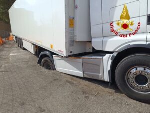 Vizzini, si apre voragine in una strada: recuperato nella notte mezzo pesante sprofondato