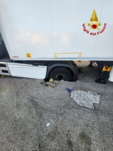 Vizzini, si apre voragine in una strada: recuperato nella notte mezzo pesante sprofondato