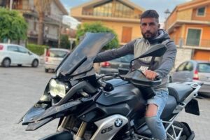 Aci S. Antonio, motociclista 34enne muore dopo scontro con mezzo pesante: in via Piano San Giovanni