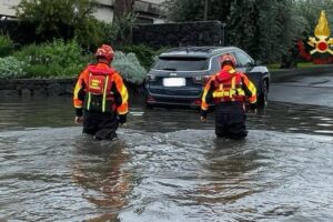 Maltempo a Catania e provincia, strade allagate e persone bloccate dentro le auto