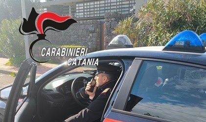 Paternò, molesta minorenni e scatena la rabbia dei cittadini: fermato 30enne magrebino. Ferito un carabiniere