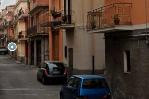 Adrano, irruzione di 3 rapinatori a volto coperto in una casa di via Elicona nel quartiere Monterosso: anziana in ospedale