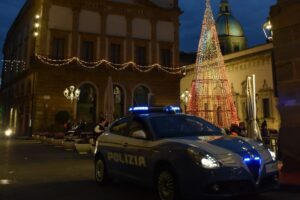 Caltagirone, 31enne ubriaco al volante carambola sulle auto in sosta: denunciato