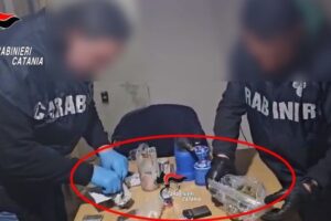 Catania, a San Cristoforo la casa dello spaccio con ‘drug room’ per i clienti: 2 arresti