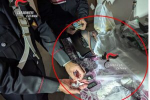 Acireale, cocaina e soldi in una villa di Pozzillo: arrestati 48enne e 62enne incensurato