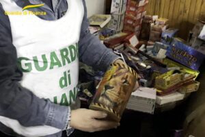 Misterbianco, GdF sequestra oltre 4 mila articoli pirotecnici non in regola: denunciato il gestore del negozio