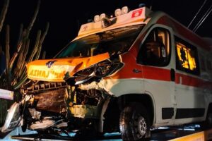 Belpasso, incidente stradale sulla SP229/I, scontro tra ambulanza e una Fiat 500: sei feriti