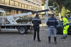 Catania, raffiche di multe vicino a “fera ‘o luni” per auto parcheggiate in tripla fila