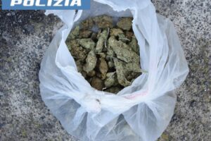 Adrano, agenti trovano droga e fuochi d’artificio dentro un’auto in c.da Roccazzello