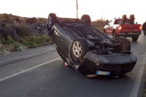 Belpasso, si capovolge auto guidata da una donna: ferita in ospedale
