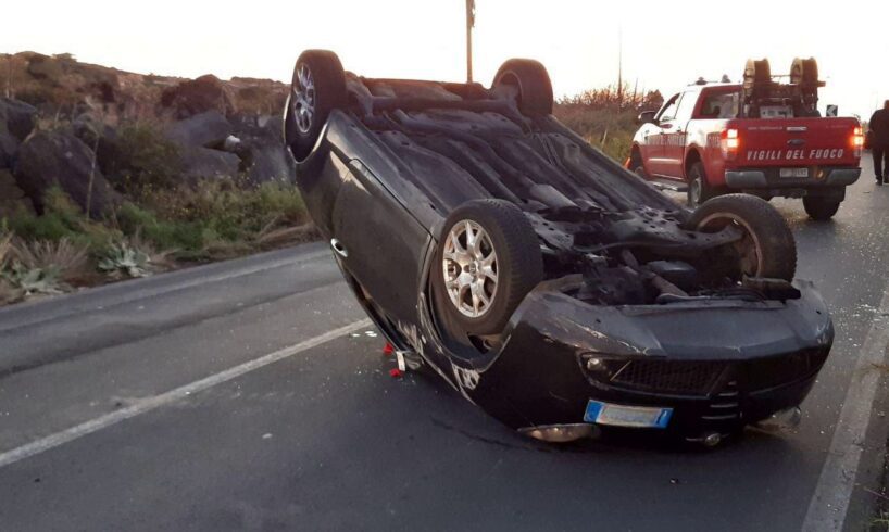Belpasso, si capovolge auto guidata da una donna: ferita in ospedale