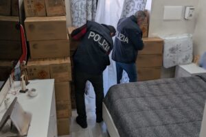 Catania, 800 kg di fuochi d’artificio stipati accanto al terrazzo del vicino: 40enne arrestato