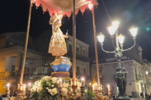 Paternò, fischi di extracomunitari alla processione del Bambin Gesù: consiglieri comunali chiedono seduta straordinaria del Consiglio