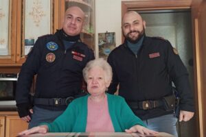 Adrano, anziana sola in casa a Capodanno chiama la Polizia per avere compagnia: due agenti le restituiscono il sorriso