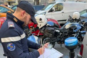 Catania, nuova stretta contro i parcheggiatori abusivi tornati per le feste: sanzionati in 10