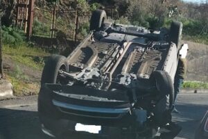 Ragalna, incidente autonomo in via Pietro Micca: donna perde il controllo della propria auto