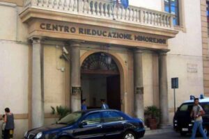 Palermo, s’impicca in casa dopo richieste di denaro della figlia 16enne e del fidanzato di lei: arrestati i due giovani