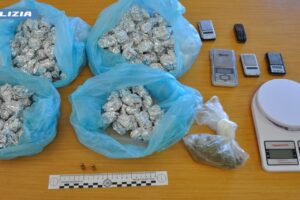Adrano, ai domiciliari per maltrattamenti 26enne spacciava droga: le dosi in una scarpiera e uno zaino