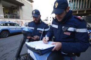 Catania, lotta alla sosta selvaggia: fermato parcheggiatore abusivo con 26 chiavi di auto lasciate in doppia e tripla fila