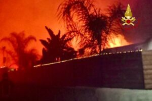Catania, spento nella notte l’incendio a ridosso del villaggio Ippocampo di Mare: cause da accertare