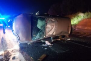 Adrano, incidente autonomo sulla SS 284: auto cappotta invadendo entrambe le corsie