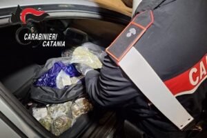Catania, pusher 22enne usa auto a noleggio per distribuire la droga: denunciato