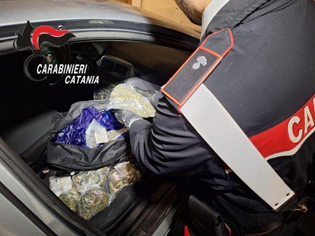 Catania, pusher 22enne usa auto a noleggio per distribuire la droga: denunciato