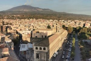 Adrano, 36enne lascia la comunità terapeutica in Calabria per tornare in città: finisce in carcere