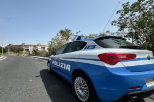 Catania, 23enne di Misterbianco con la droga nel sottosella di uno scooter: senza patente e senza casco
