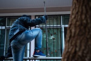 Adrano, in due tentano di svaligiare un’abitazione: denunciato un minorenne