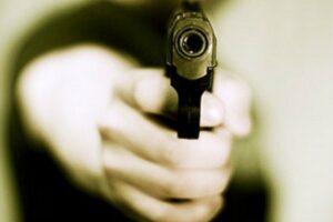 Catania, spara ai parenti dell’ex compagno ma colpisce e sfigura un ragazzo: donna di 32 anni ai domiciliari